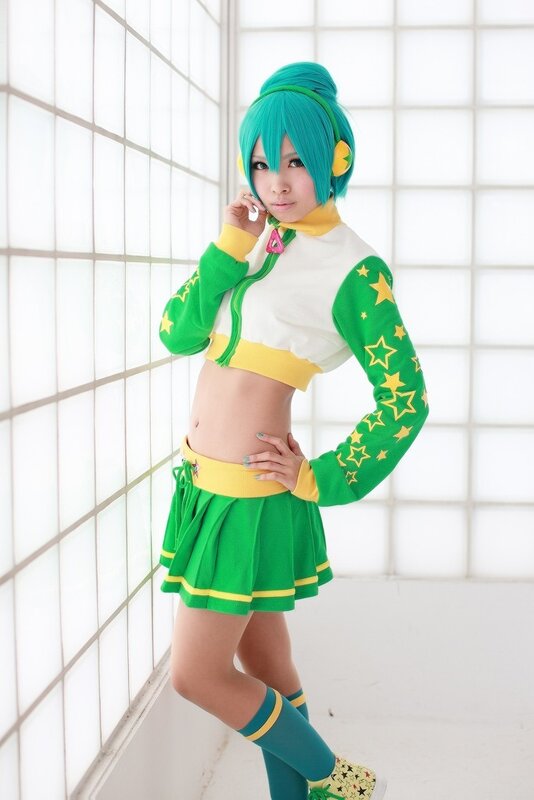 cosplayer in green and yellow outfit