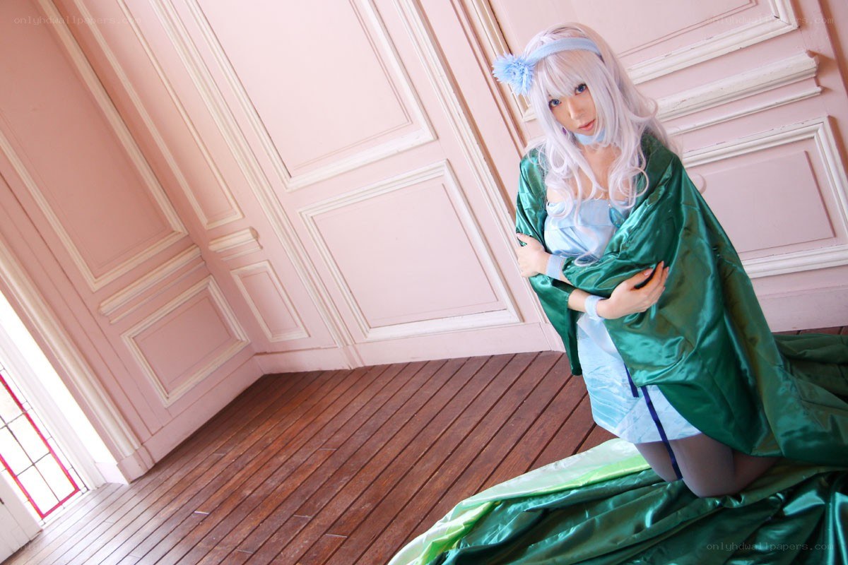 cosplayer in green cloak
