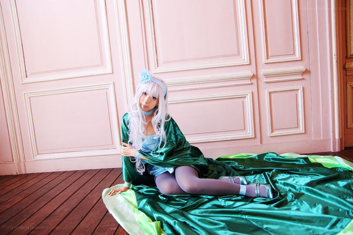 cosplayer in green costume