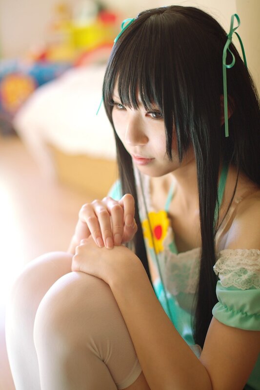 cosplayer in green dress
