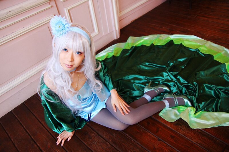 cosplayer in green dress