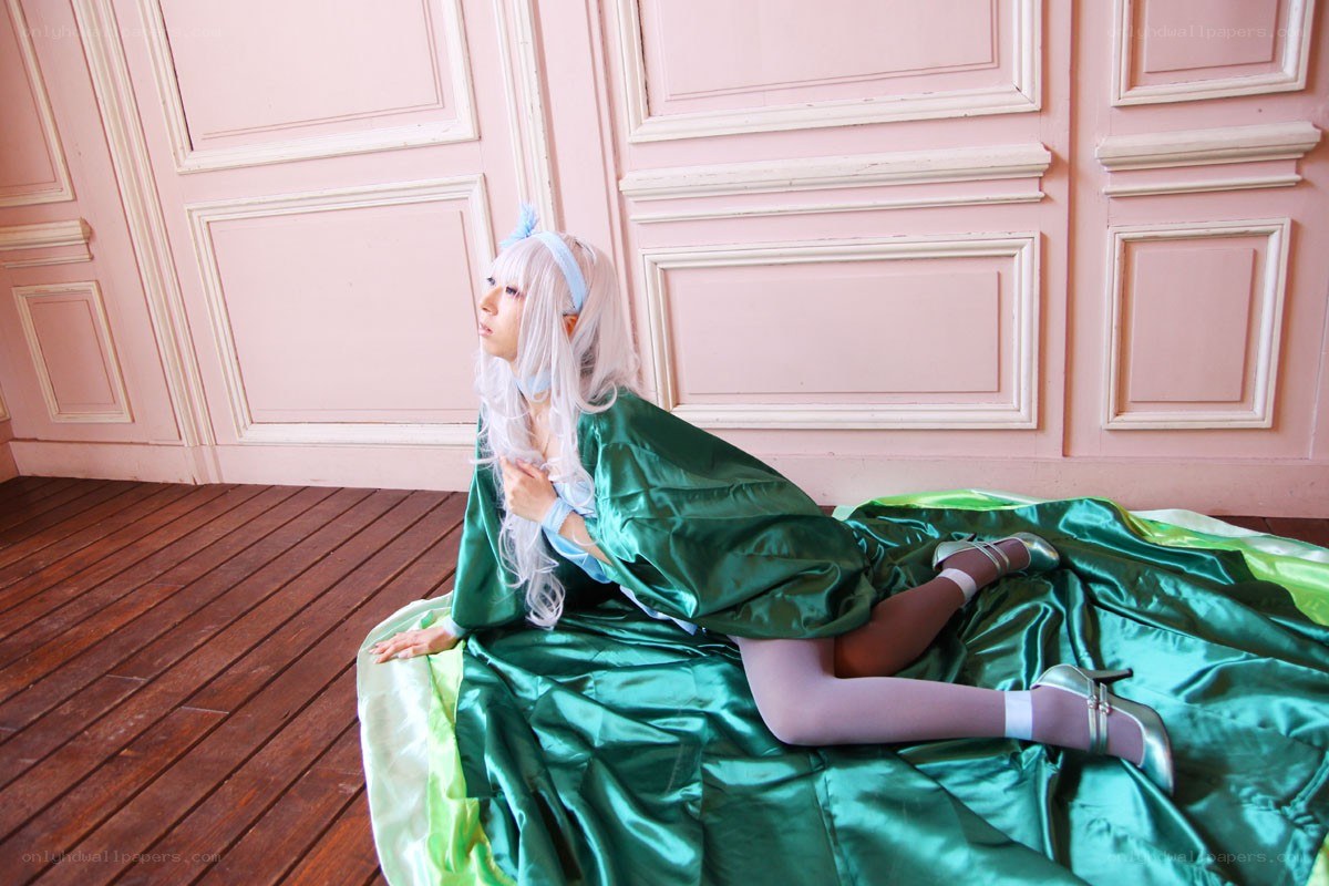 cosplayer in green dress