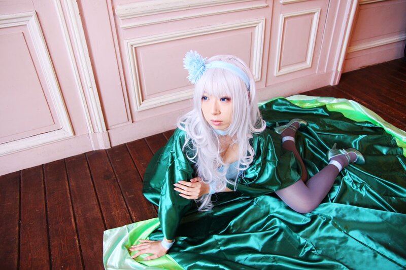 cosplayer in green dress