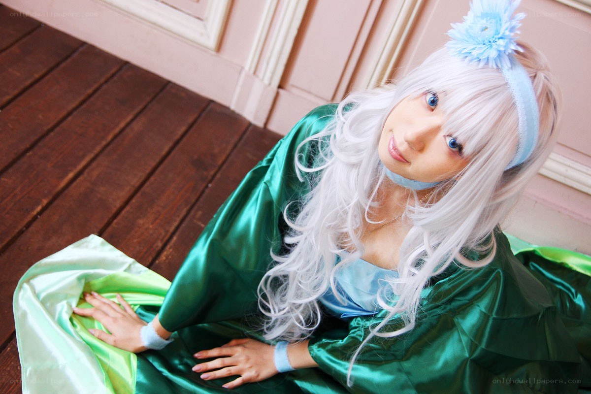 cosplayer in green dress