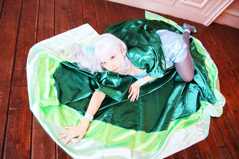 cosplayer in green dress