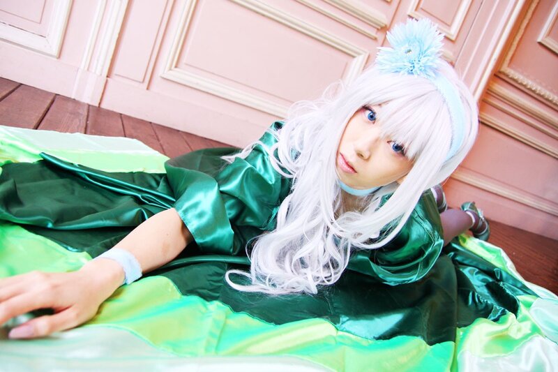 cosplayer in green dress