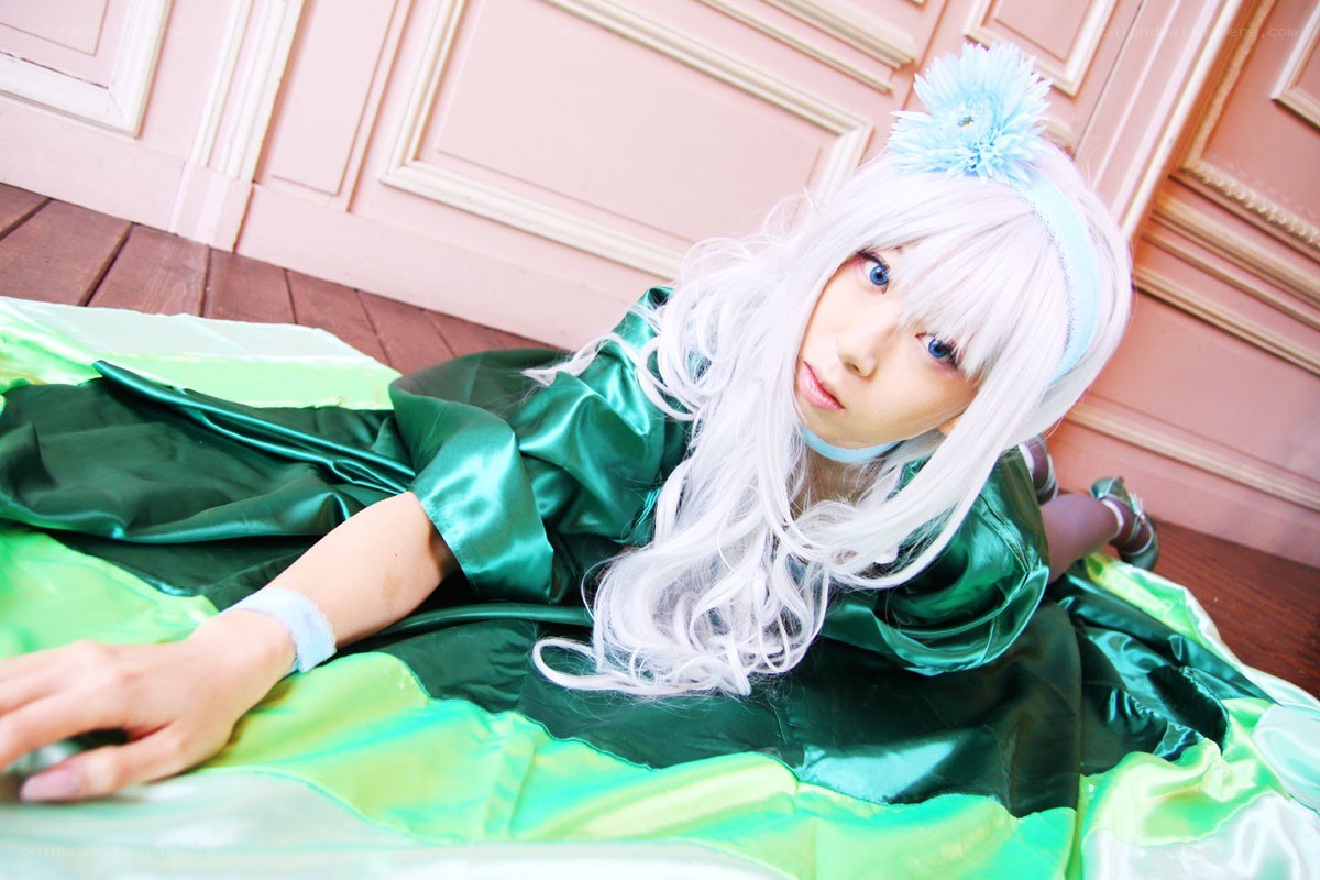 cosplayer in green dress