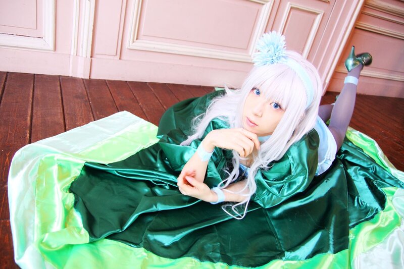 cosplayer in green dress