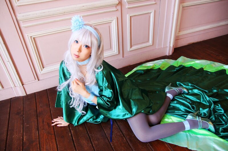cosplayer in green dress