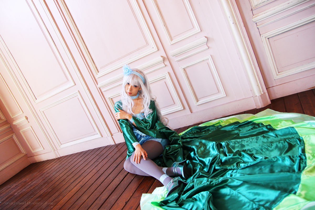 cosplayer in green gown