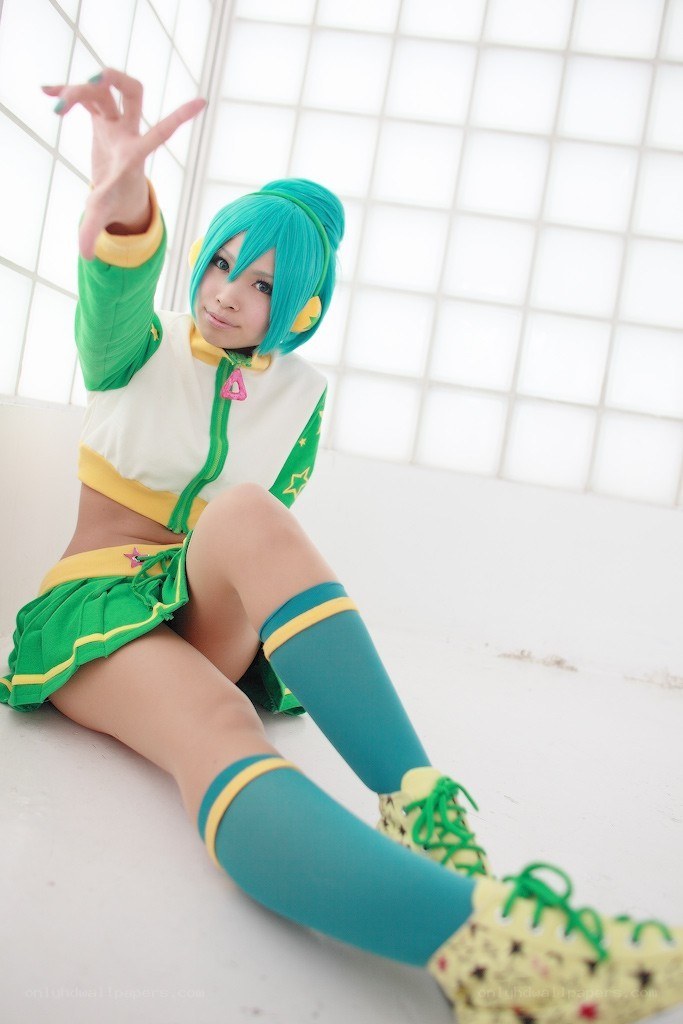 cosplayer in green outfit