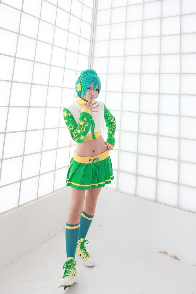 cosplayer in green outfit