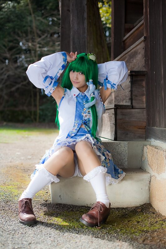 cosplayer in green wig and blue dress