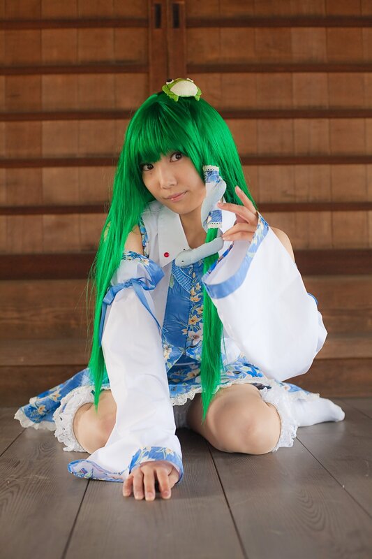 cosplayer in green wig and blue dress