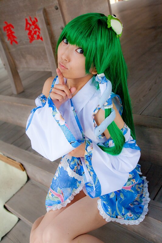 cosplayer in green wig and blue kimono
