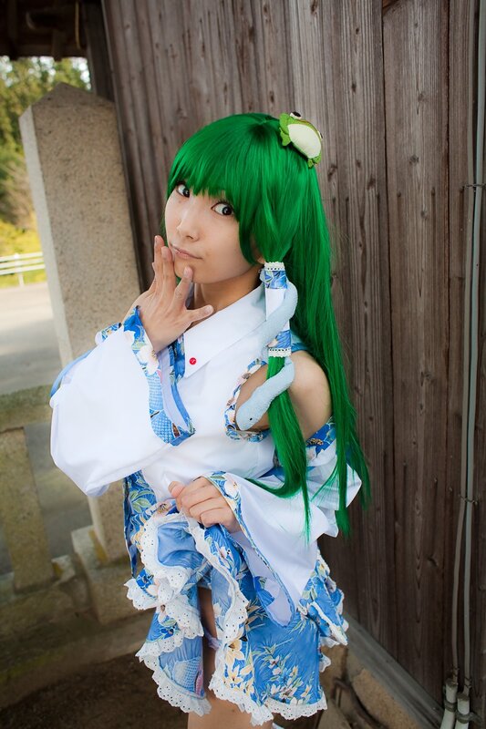 cosplayer in green wig and blue kimono