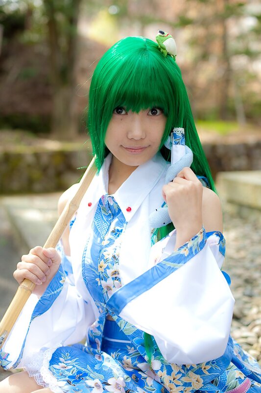 cosplayer in green wig and blue kimono