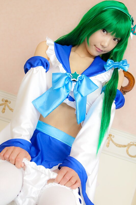 cosplayer in green wig and blue outfit