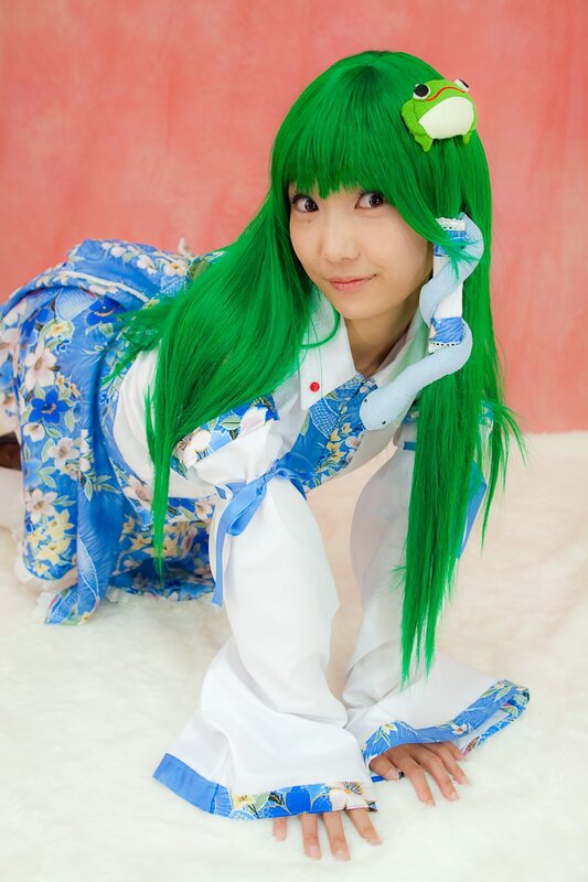 cosplayer in green wig and frog costume
