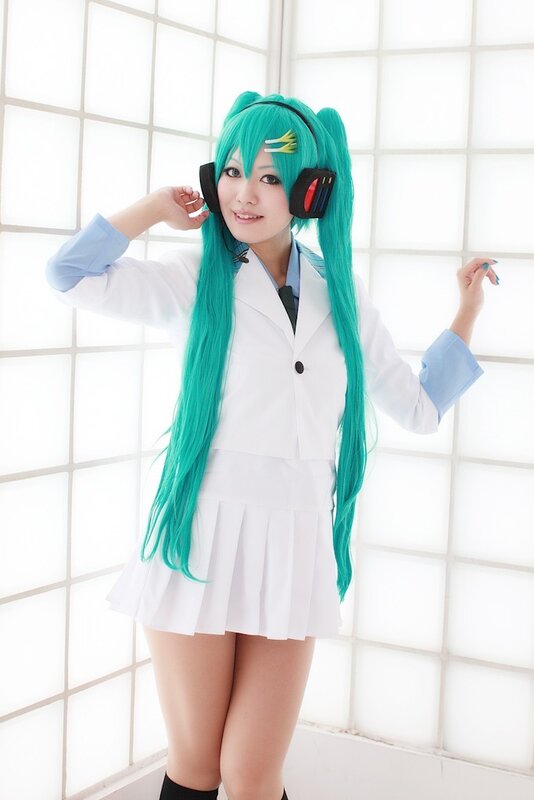 cosplayer in green wig and headphones