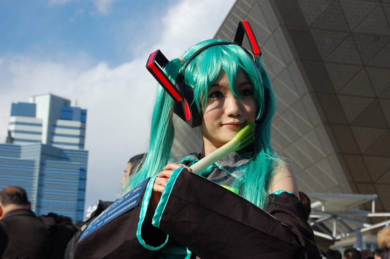 cosplayer in green wig