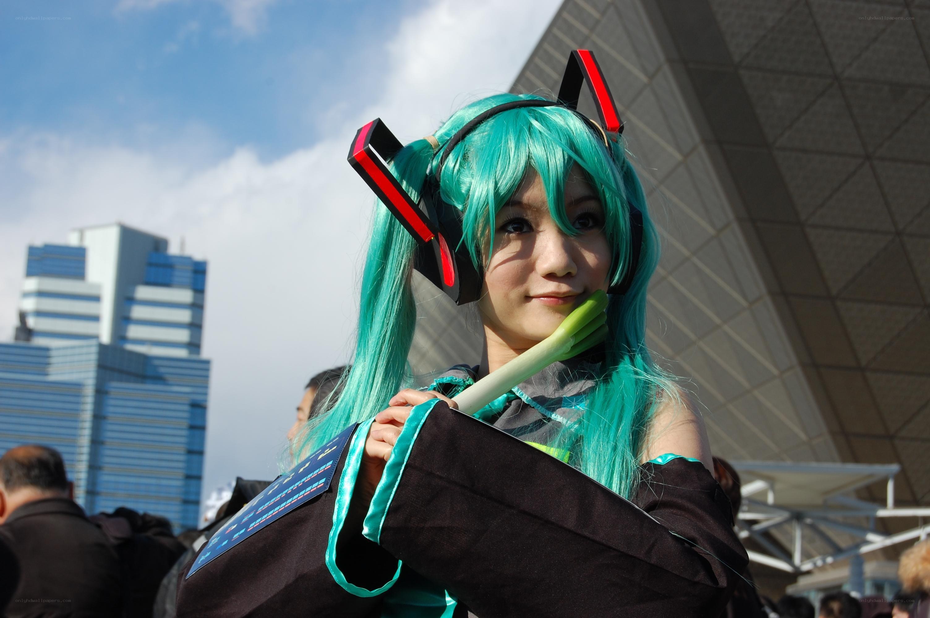 cosplayer in green wig