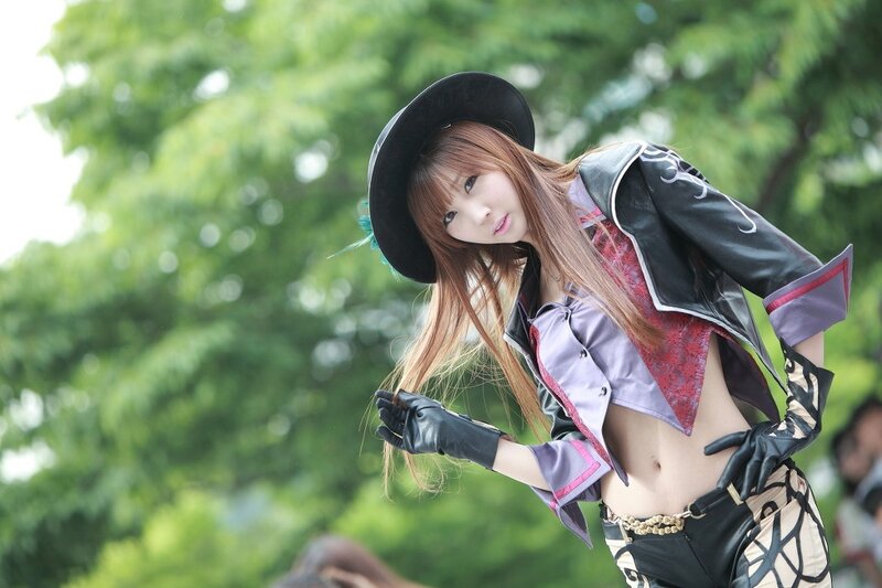 cosplayer in hat and gloves