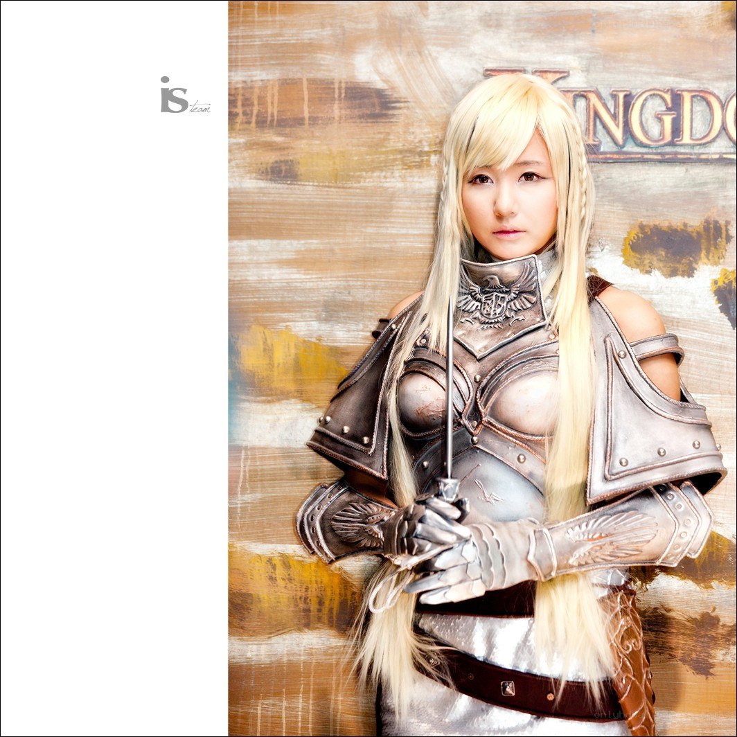 cosplayer in knight armor