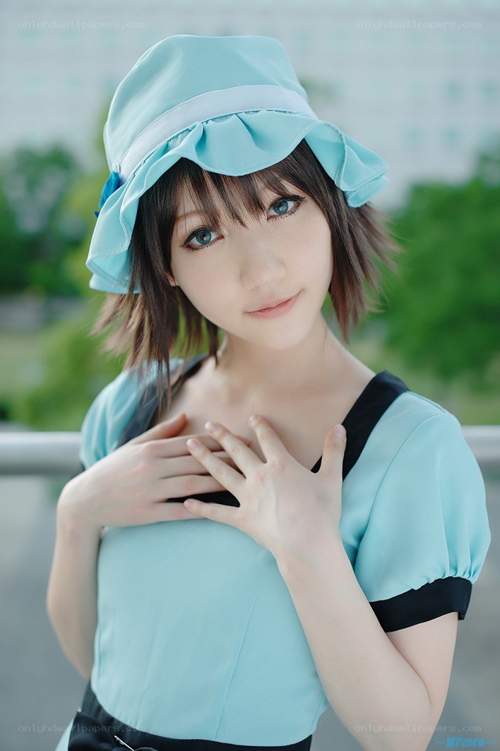 cosplayer in light blue outfit