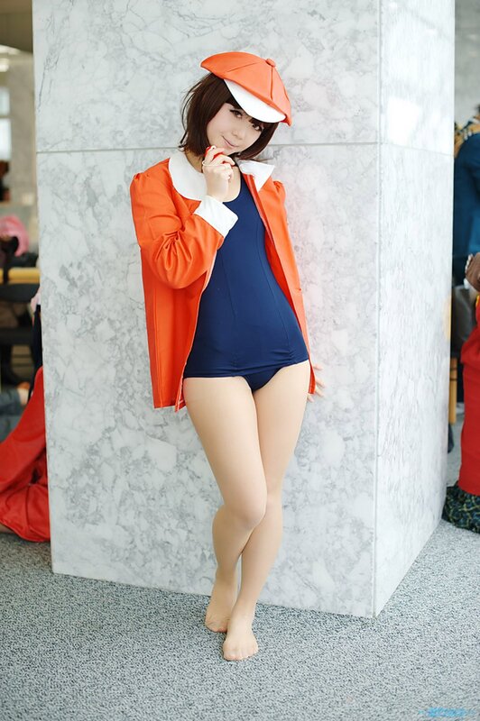 cosplayer in orange and blue outfit