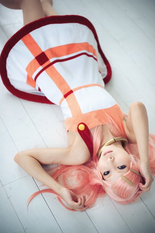 cosplayer in orange and white outfit