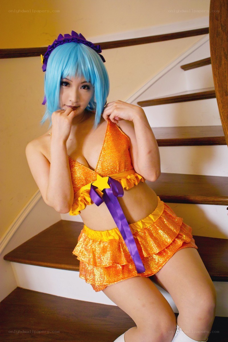 cosplayer in orange outfit