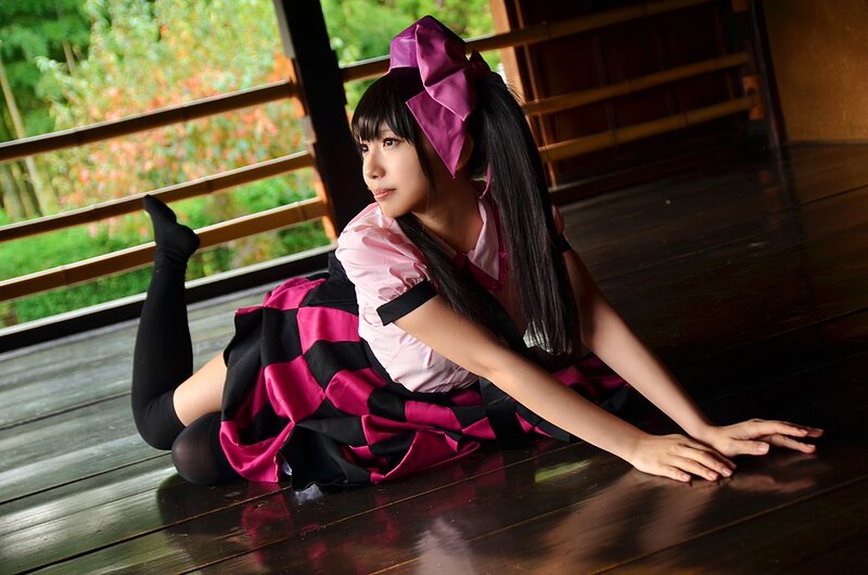 cosplayer in pink and black dress