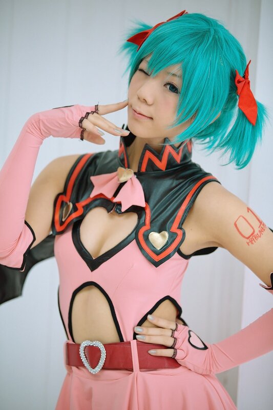 cosplayer in pink and black outfit