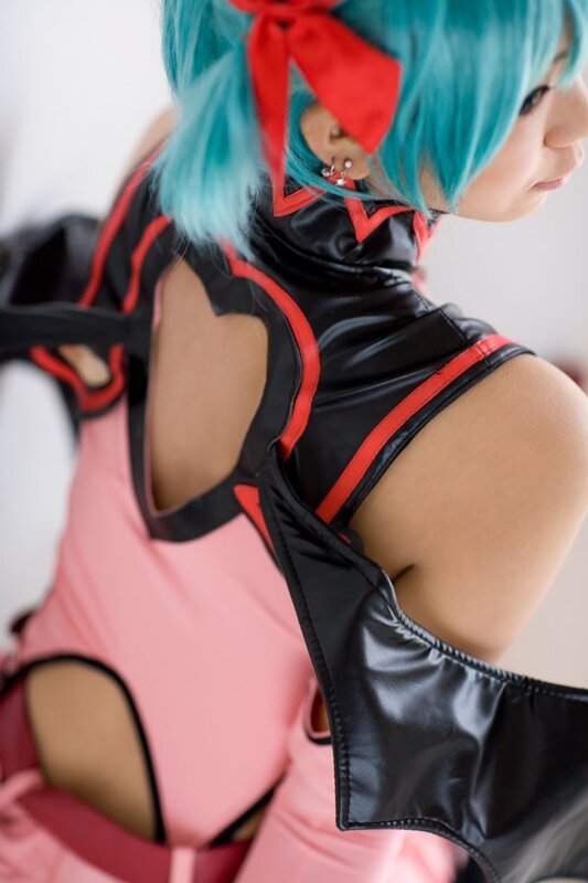cosplayer in pink and black outfit