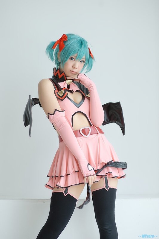 cosplayer in pink and black outfit