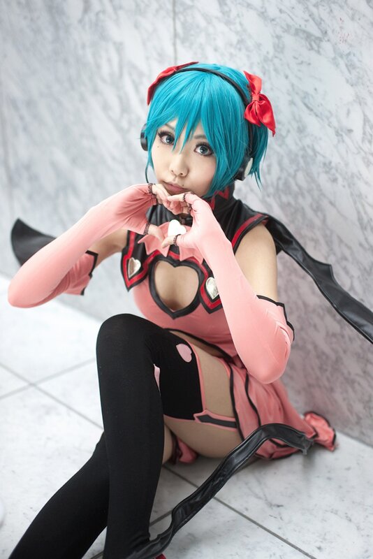 cosplayer in pink and black outfit