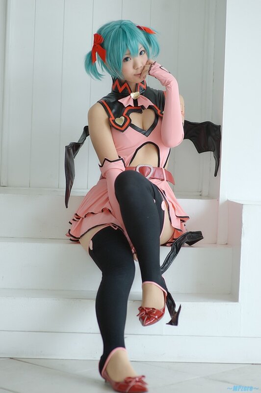 cosplayer in pink and black outfit