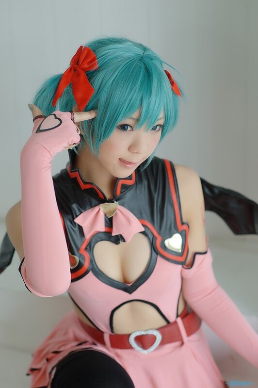 cosplayer in pink and black outfit