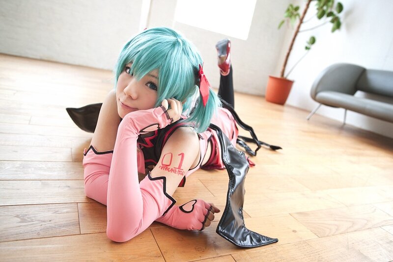 cosplayer in pink and black outfit
