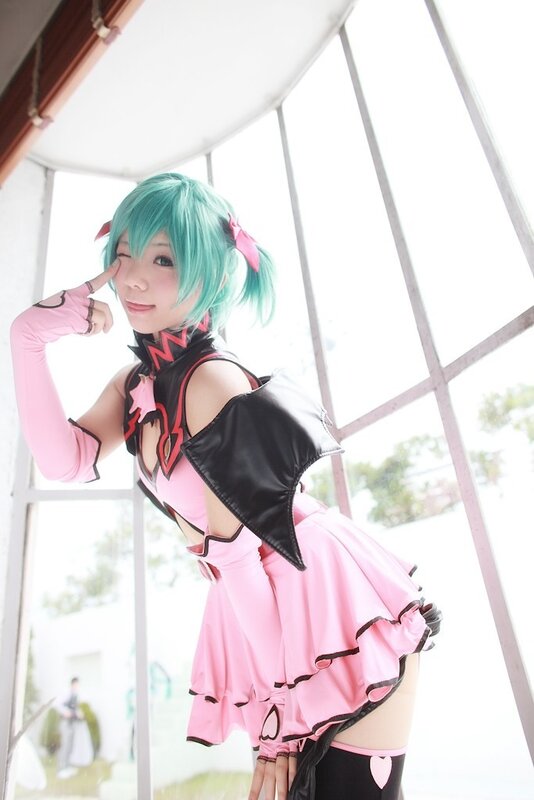 cosplayer in pink and black outfit