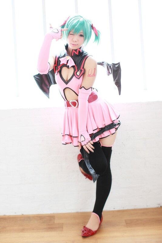 cosplayer in pink and black outfit
