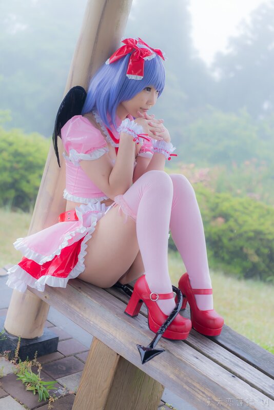 cosplayer in pink and blue outfit