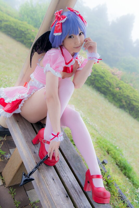 cosplayer in pink and blue outfit