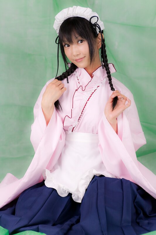 cosplayer in pink and blue outfit