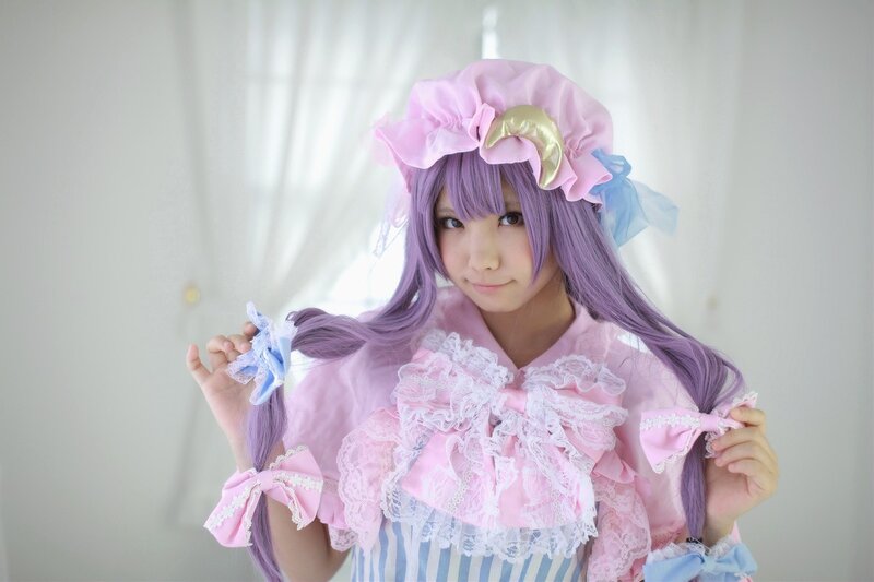 cosplayer in pink and purple outfit