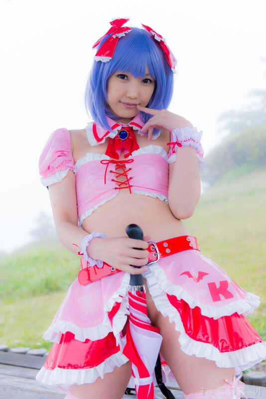 cosplayer in pink and red outfit