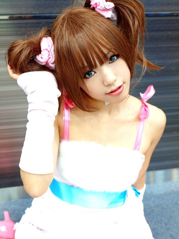 cosplayer in pink and white outfit