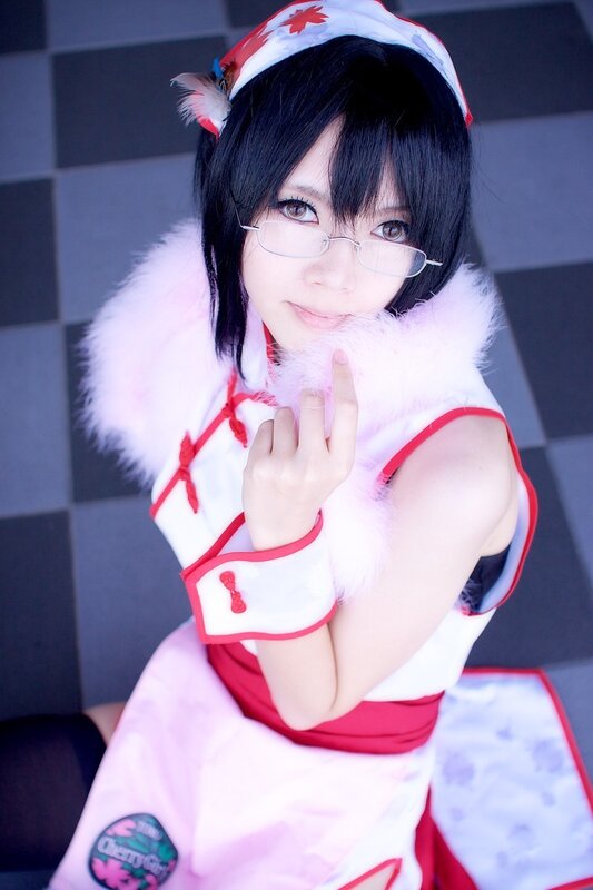 cosplayer in pink and white outfit
