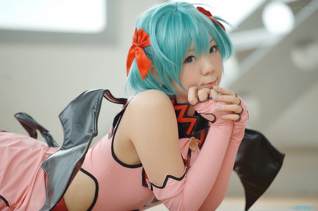 cosplayer in pink costume
